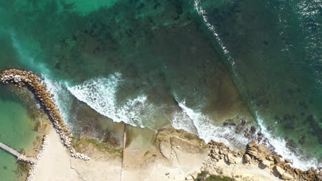 Luftaufnahme-Von-Oben-Auf-Die-Wellen,-Die-Sich-An-Der-Blauen-Mittelmeerküste-Von-Martigues-Brechen